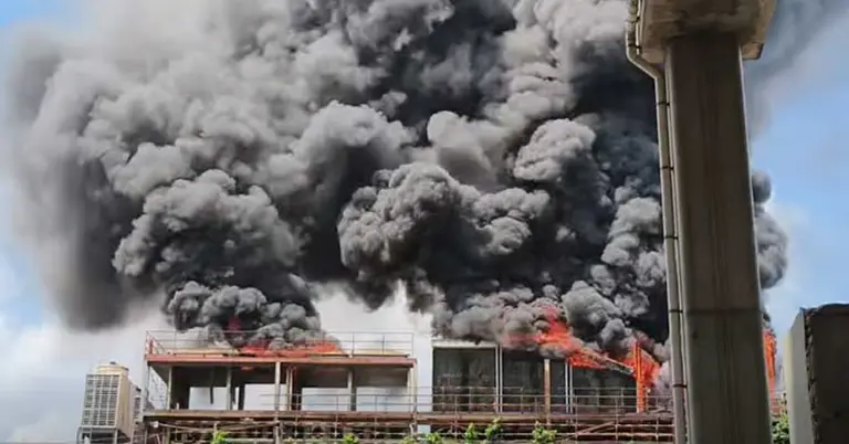 মহাখালীতে ভবনের আগুন